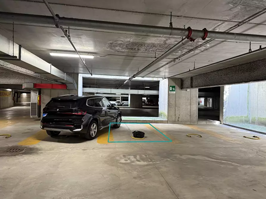 Immagine 1 di Garage in vendita  a Vimercate