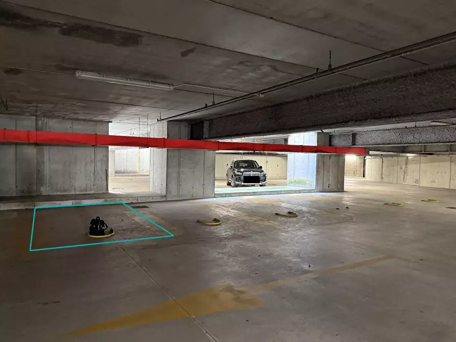 Immagine 1 di Garage in vendita  a Vimercate