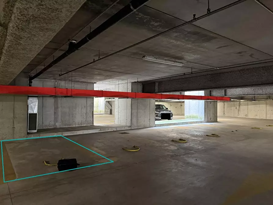 Immagine 1 di Garage in vendita  a Vimercate