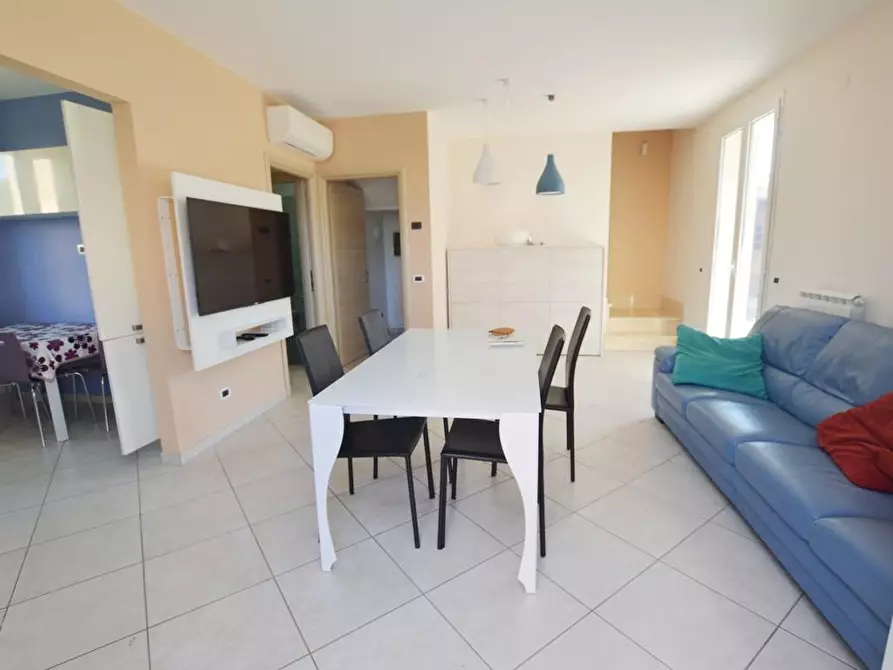 Immagine 2 di Villa in affitto  a Capannori