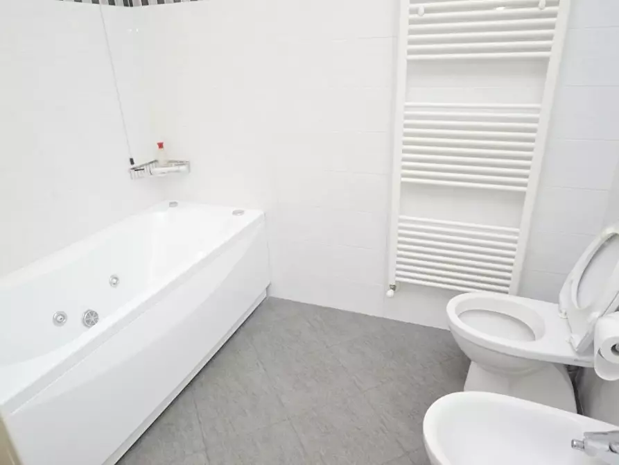 Immagine 13 di Villa in affitto  a Capannori