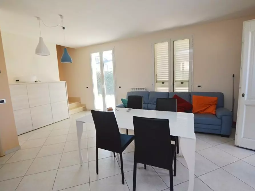 Immagine 3 di Villa in affitto  a Capannori