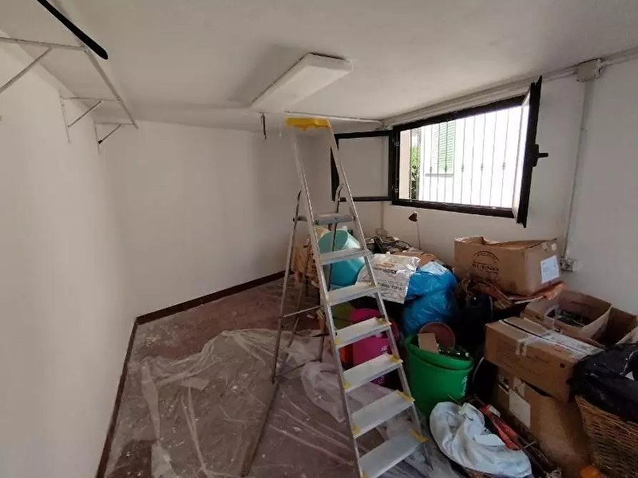 Immagine 3 di Garage in vendita  a Massa