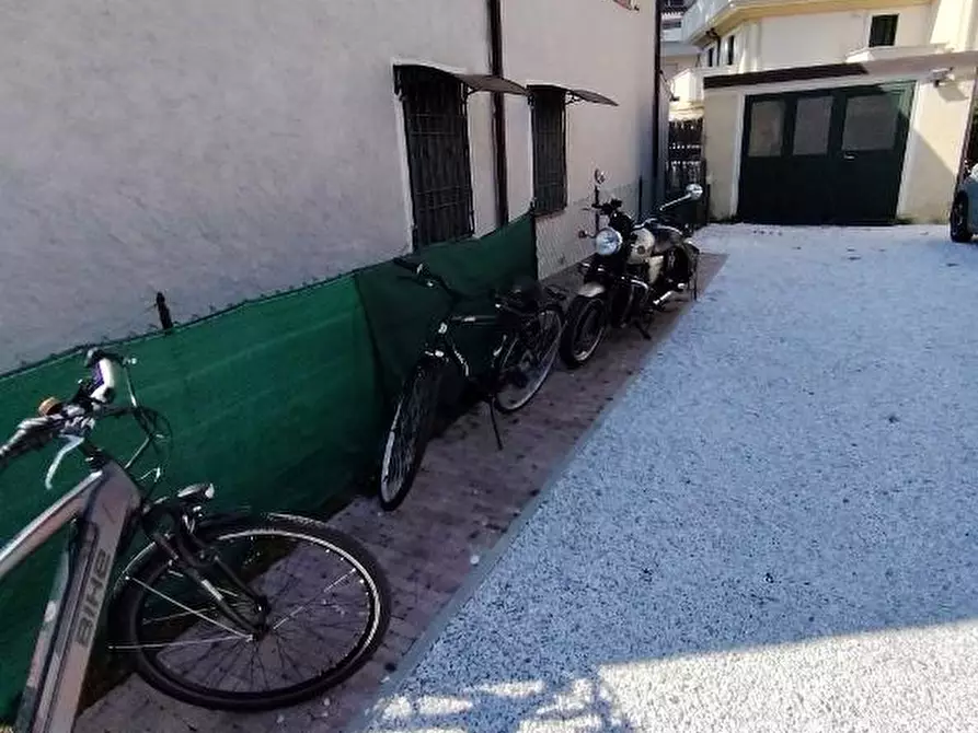 Immagine 4 di Garage in vendita  a Massa