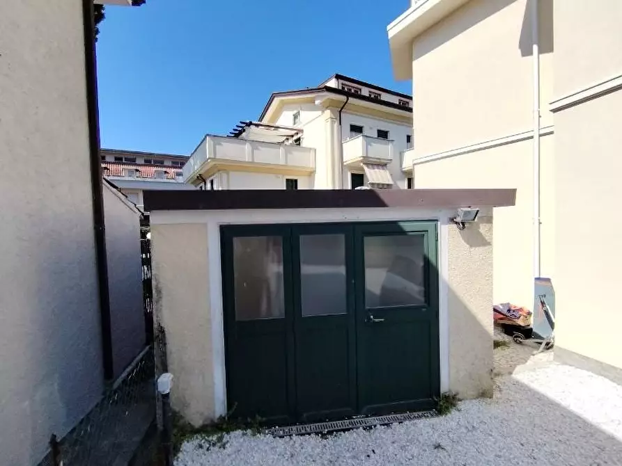 Immagine 1 di Garage in vendita  a Massa