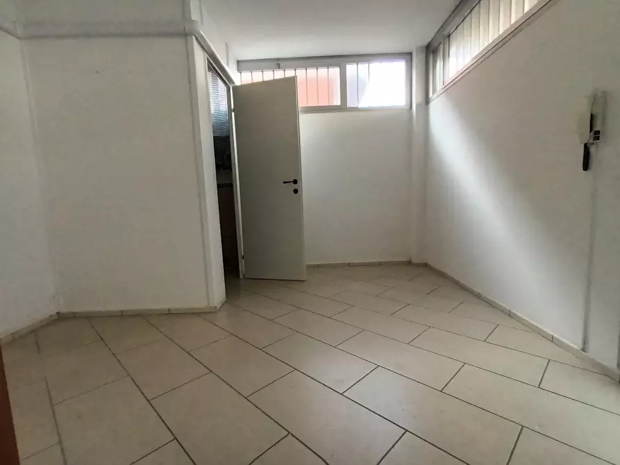 Immagine 2 di Ufficio in affitto  a Lucca