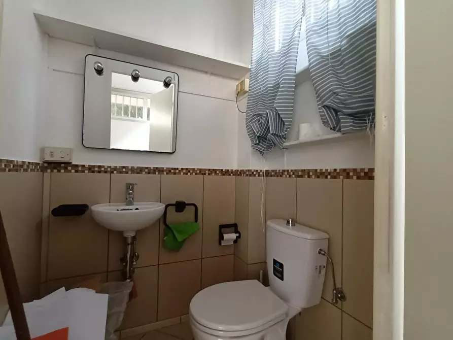 Immagine 6 di Ufficio in affitto  a Lucca