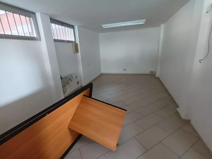 Immagine 4 di Ufficio in affitto  a Lucca