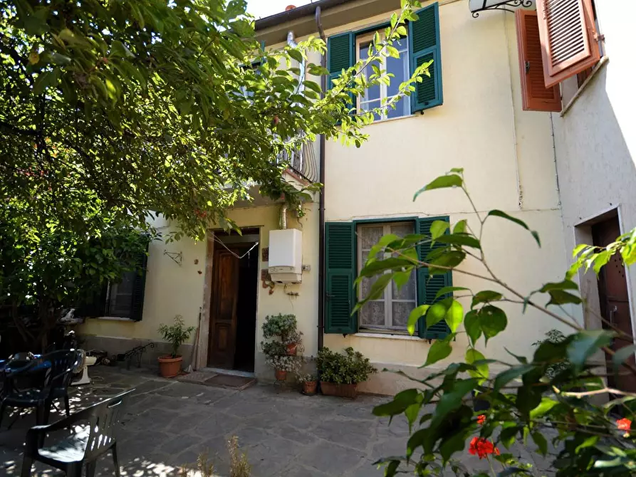 Immagine 1 di Casa semindipendente in vendita  a Montignoso