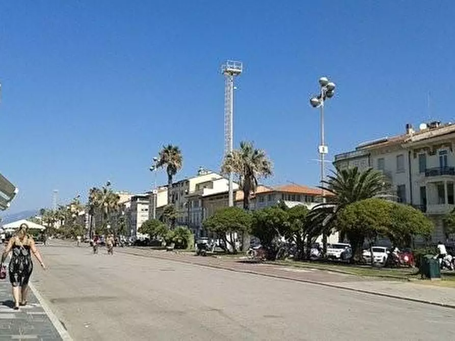 Immagine 10 di Laboratorio in vendita  a Viareggio