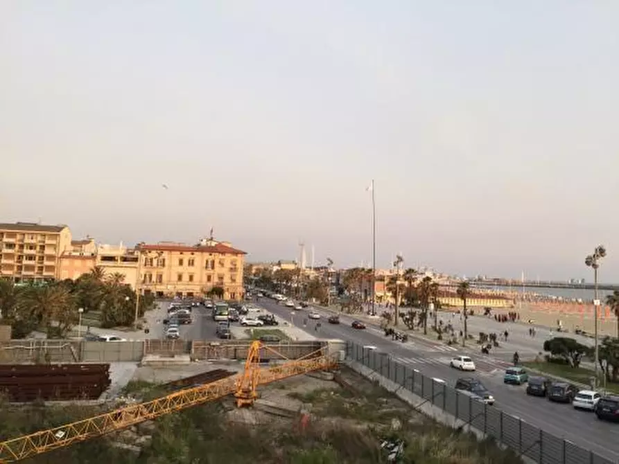 Immagine 9 di Laboratorio in vendita  a Viareggio