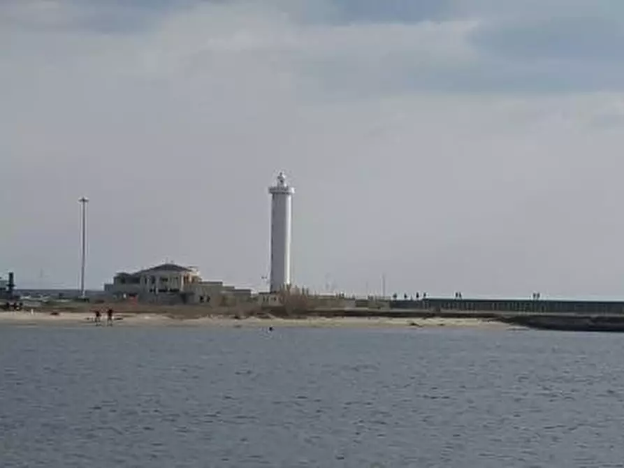 Immagine 6 di Laboratorio in vendita  a Viareggio