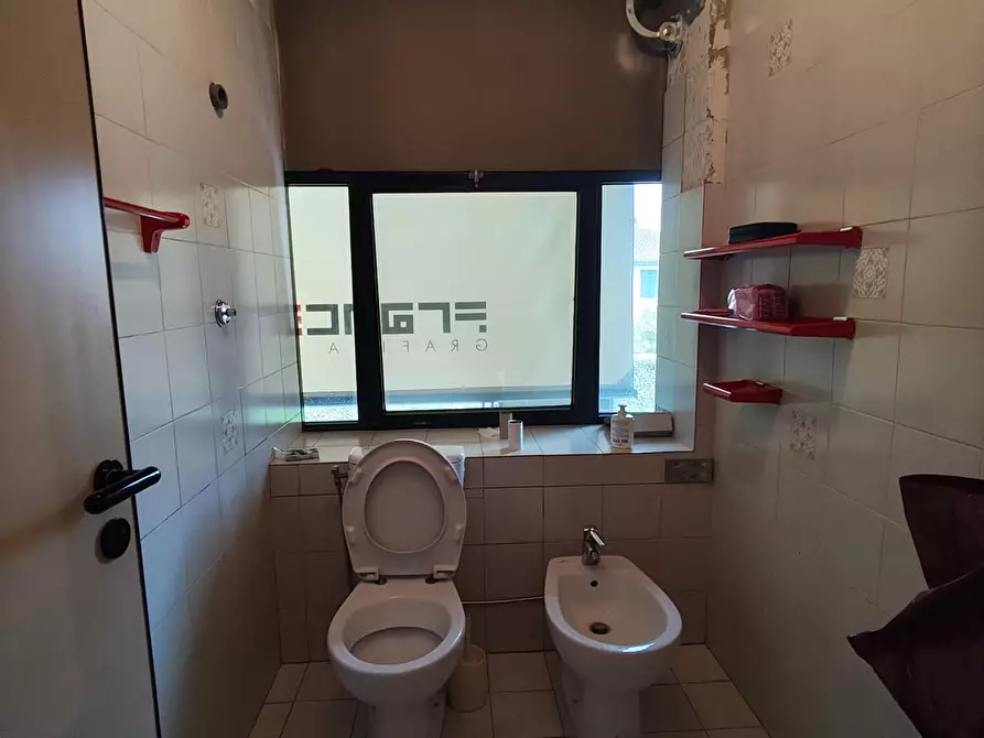 Immagine 19 di Attività artigianale in vendita  a Lucca