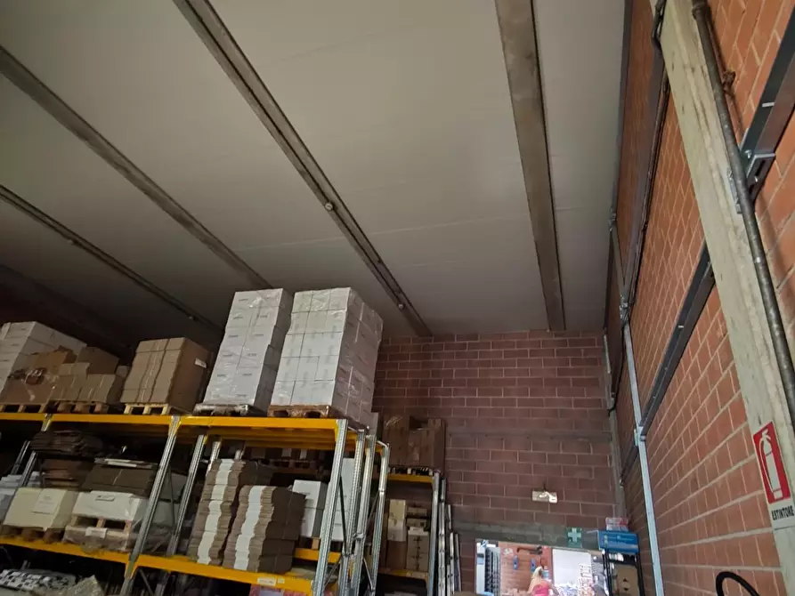 Immagine 8 di Attività artigianale in vendita  a Lucca