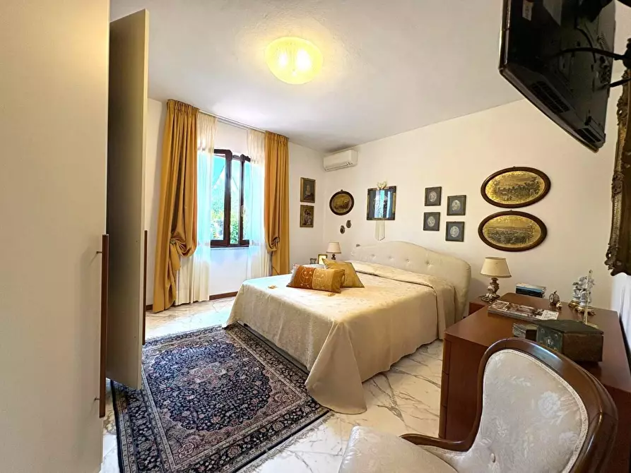 Immagine 15 di Villa in vendita  a Massa