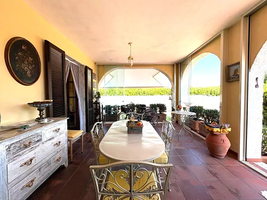 Immagine 6 di Villa in vendita  a Massa