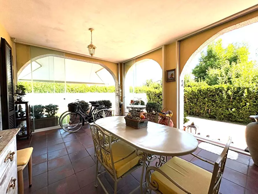 Immagine 5 di Villa in vendita  a Massa