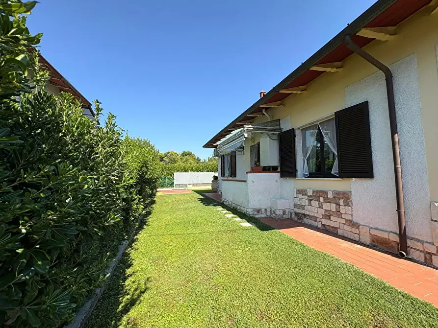 Immagine 3 di Villa in vendita  a Massa