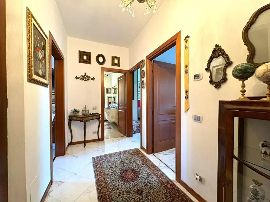 Immagine 7 di Villa in vendita  a Massa