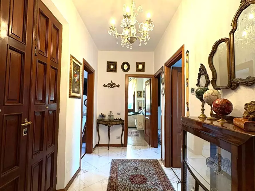 Immagine 13 di Villa in vendita  a Massa