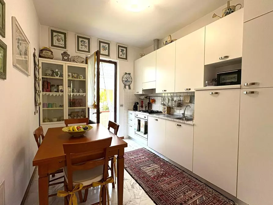 Immagine 11 di Villa in vendita  a Massa