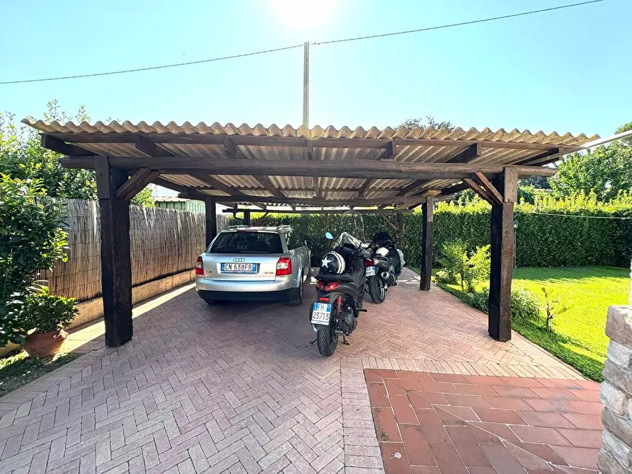 Immagine 19 di Villa in vendita  a Massa