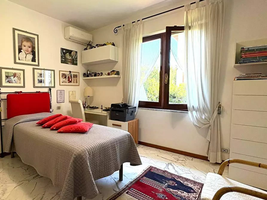 Immagine 17 di Villa in vendita  a Massa