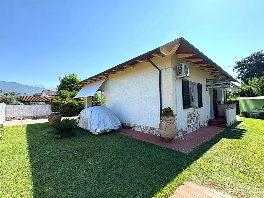 casa indipendente in vendita a Massa in zona Marina di Massa