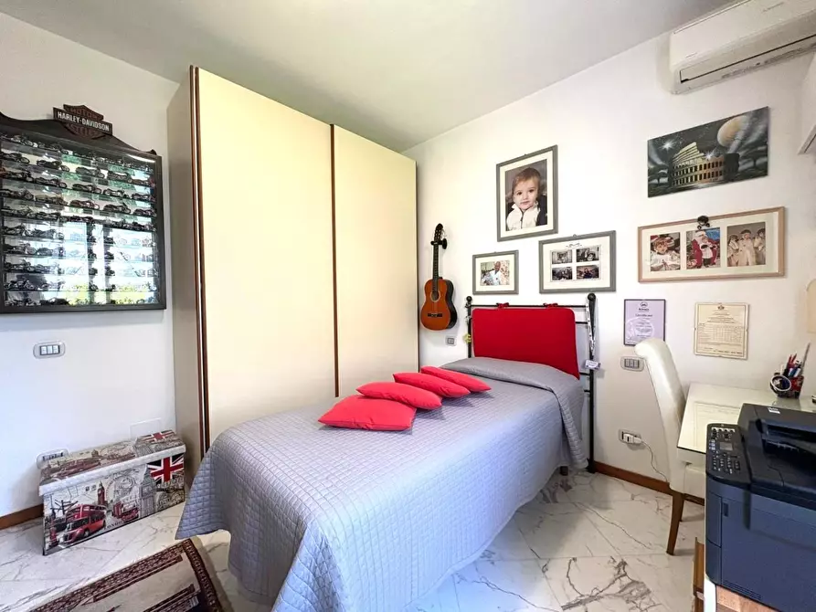 Immagine 16 di Villa in vendita  a Massa