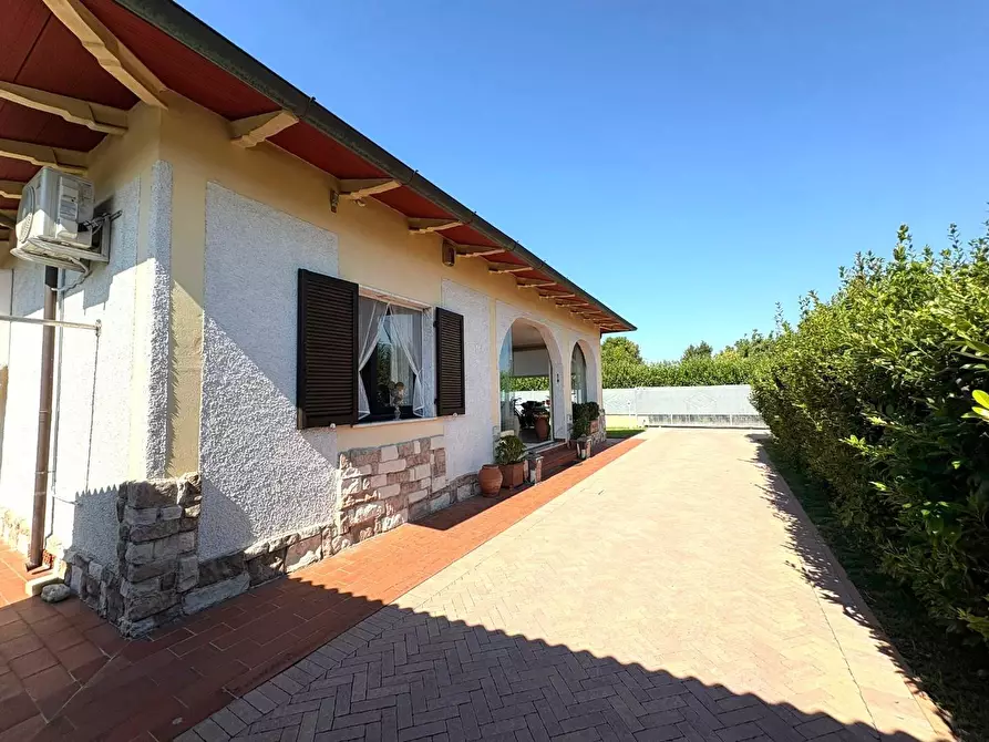 Immagine 4 di Villa in vendita  a Massa