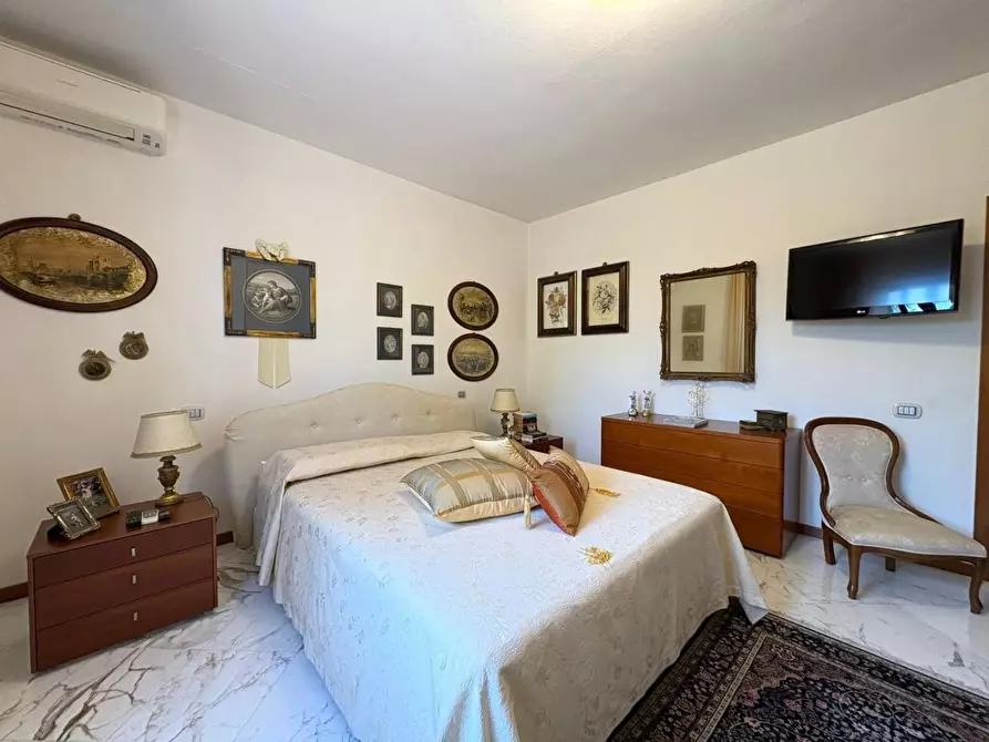 Immagine 14 di Villa in vendita  a Massa