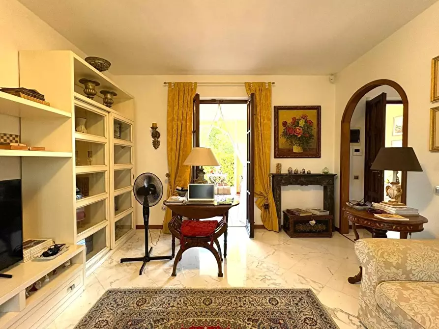 Immagine 10 di Villa in vendita  a Massa