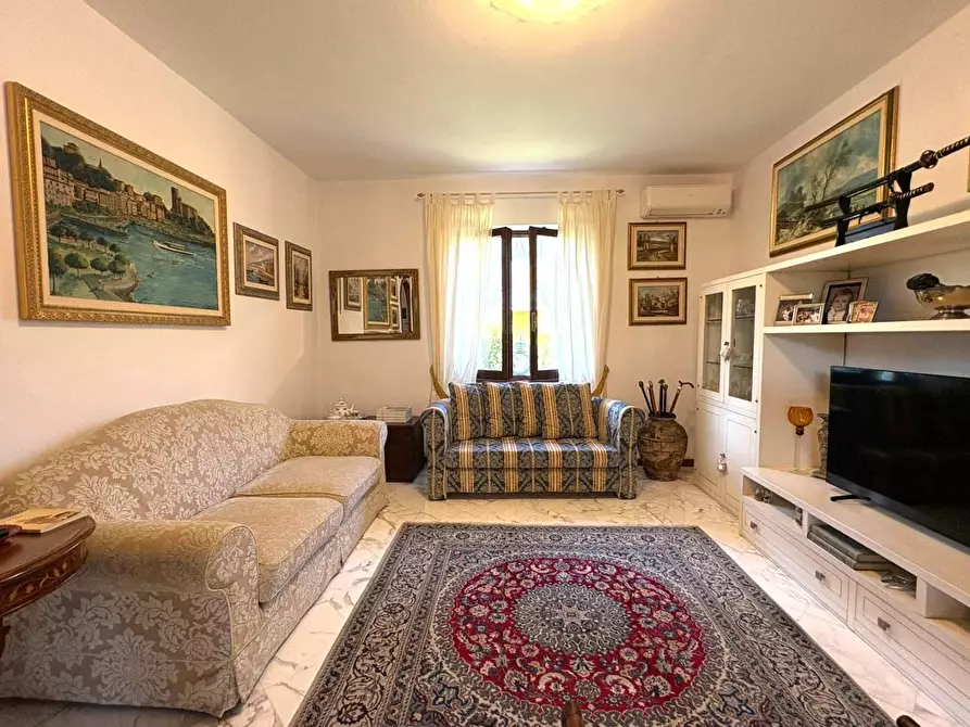 Immagine 8 di Villa in vendita  a Massa