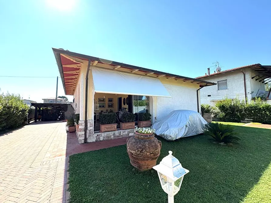 Immagine 2 di Villa in vendita  a Massa