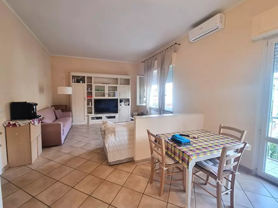 Immagine 2 di Appartamento in vendita  a Viareggio