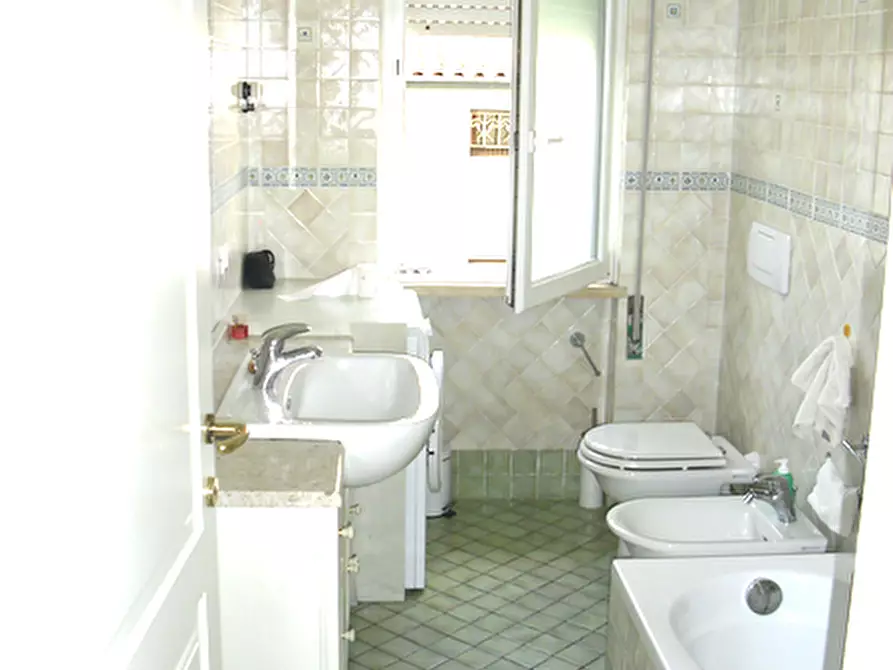 Immagine 16 di Appartamento in vendita  a Viareggio