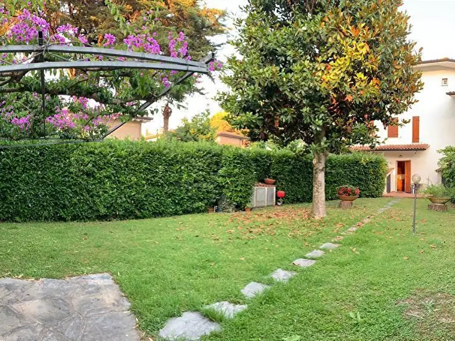 Immagine 9 di Casa trifamiliare in vendita  a Montignoso