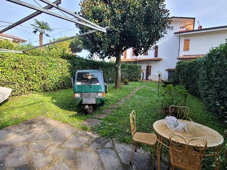Immagine 10 di Casa trifamiliare in vendita  a Montignoso