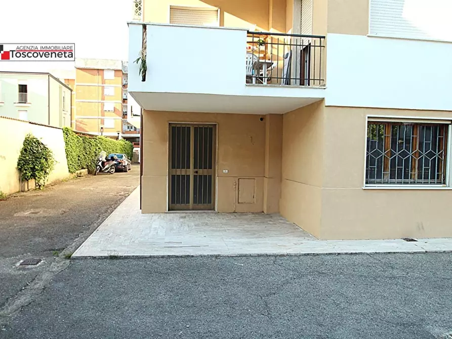 Immagine 2 di Magazzino in vendita  a Lucca