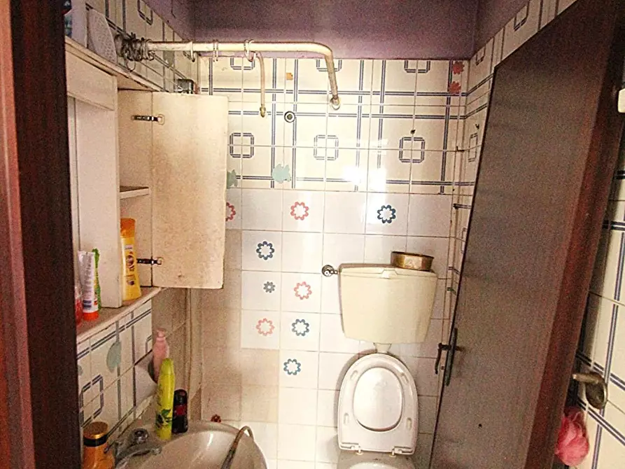 Immagine 10 di Magazzino in vendita  a Lucca