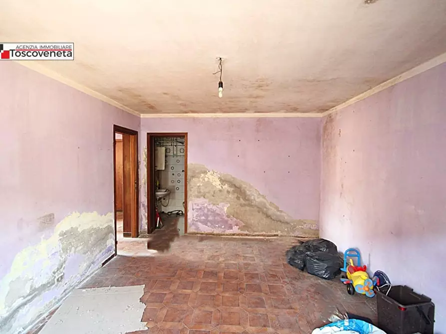 Immagine 9 di Magazzino in vendita  a Lucca