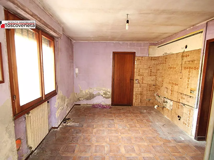 Immagine 5 di Magazzino in vendita  a Lucca