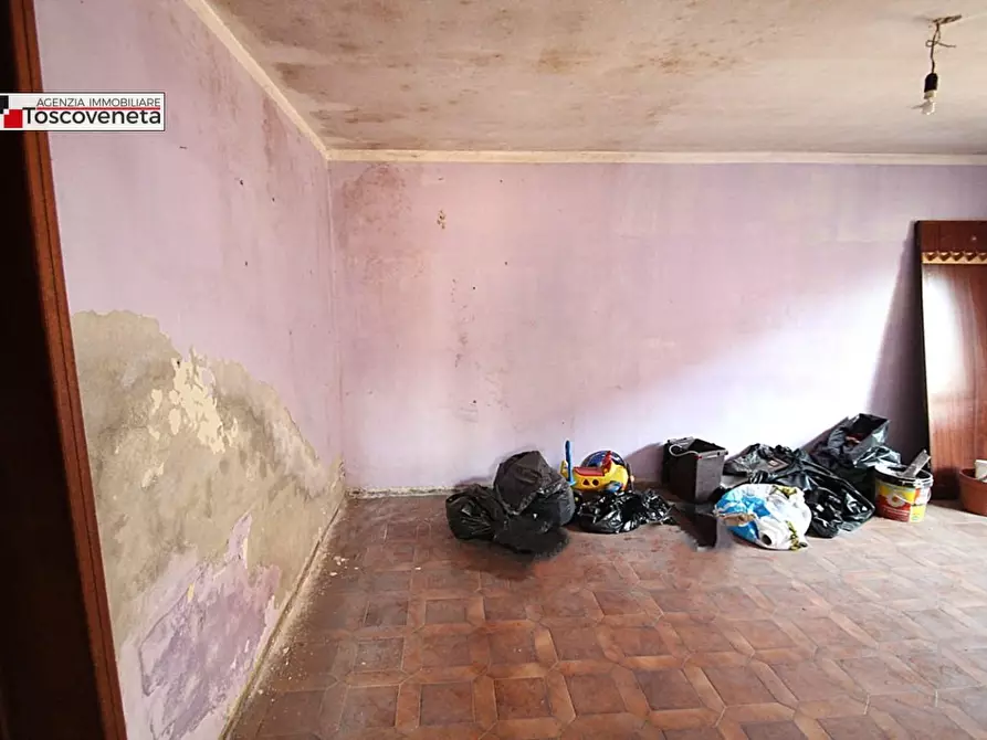 Immagine 14 di Magazzino in vendita  a Lucca