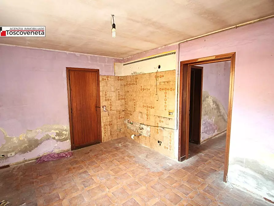 Immagine 15 di Magazzino in vendita  a Lucca