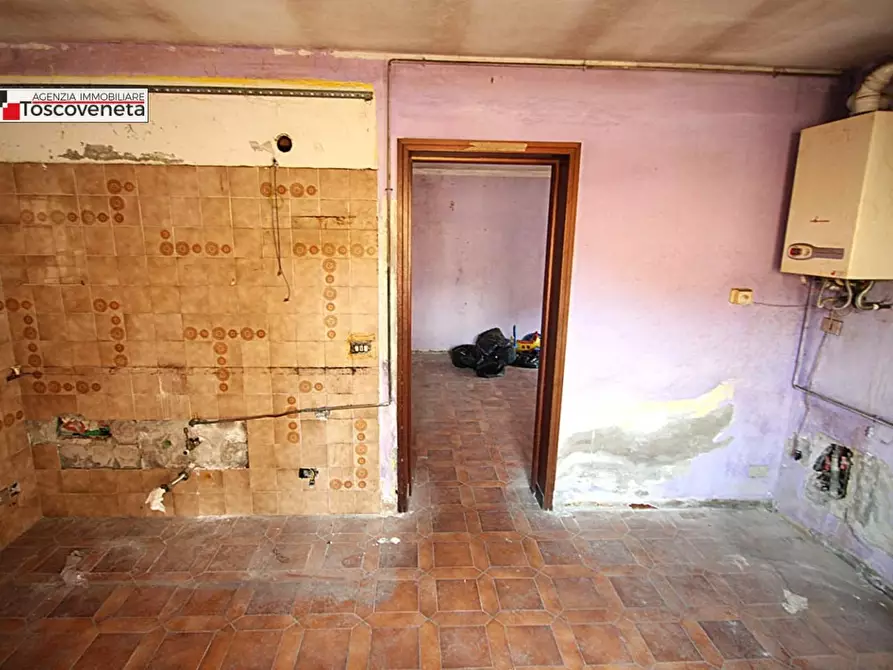 Immagine 6 di Magazzino in vendita  a Lucca
