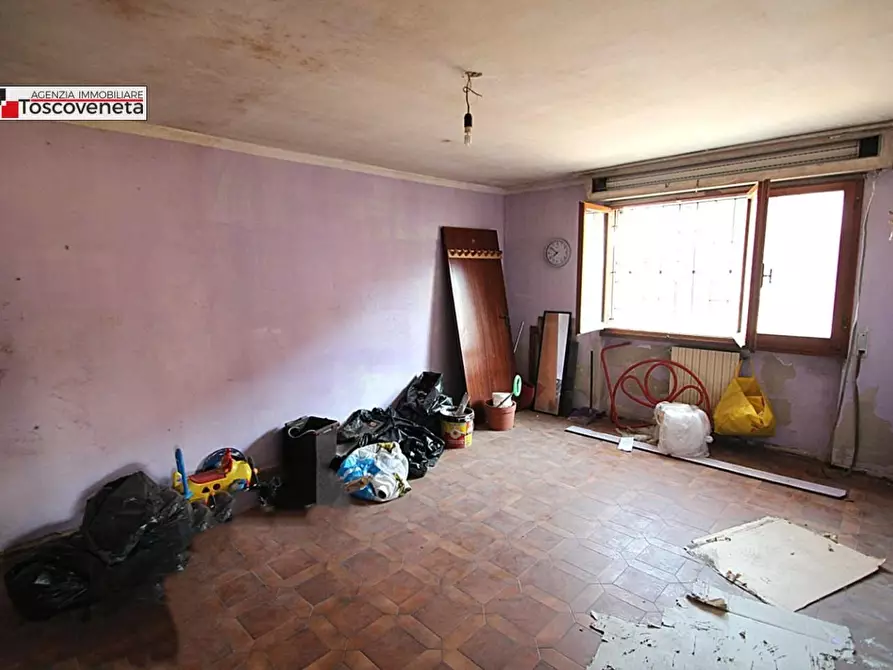 Immagine 13 di Magazzino in vendita  a Lucca