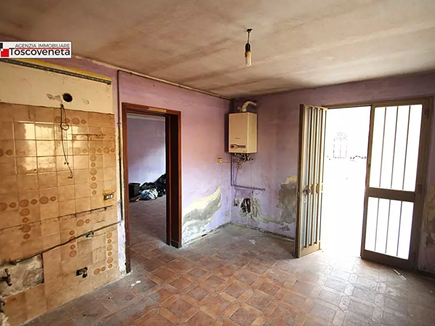 Immagine 16 di Magazzino in vendita  a Lucca