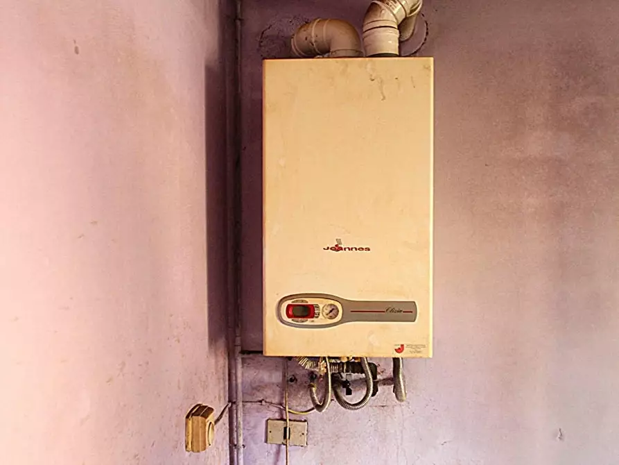 Immagine 11 di Magazzino in vendita  a Lucca