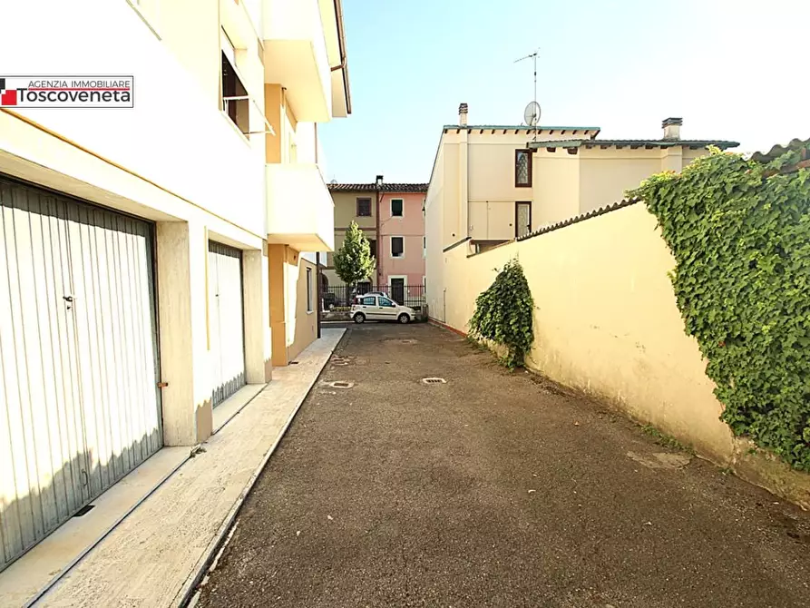 Immagine 18 di Magazzino in vendita  a Lucca