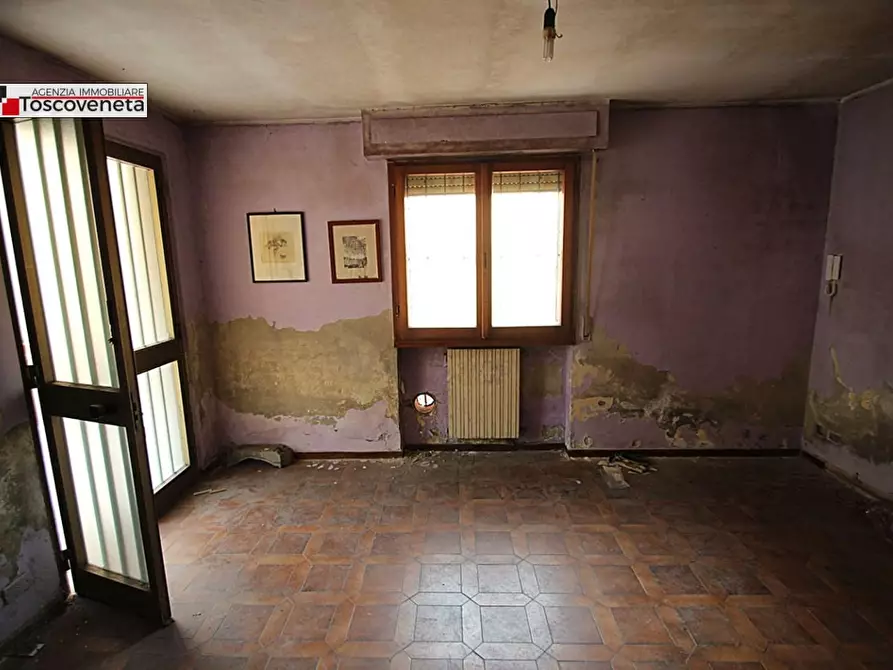 Immagine 7 di Magazzino in vendita  a Lucca